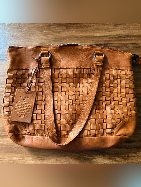 Vilenca Holland Handbags - NWT VILENCA HOLLAND MADE IN ITALY LEATHER WOVEN KNOT W/LAPTOP SLEVE TOTE COGNAC